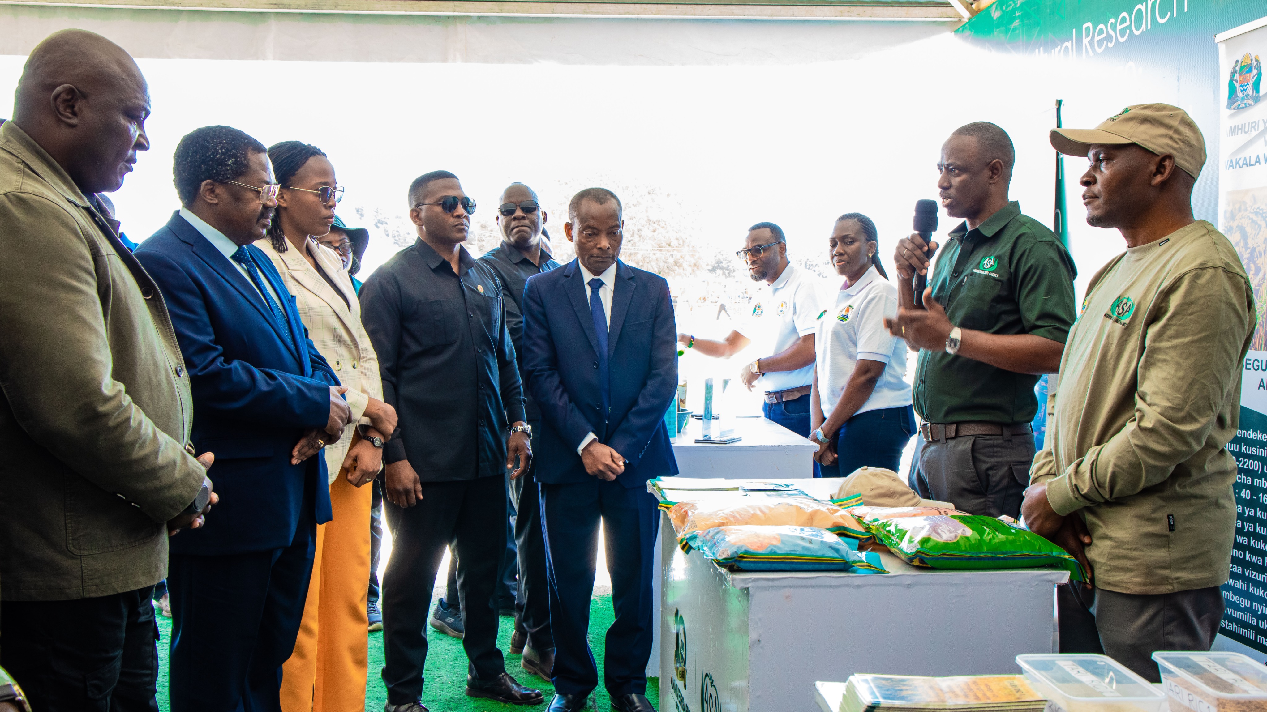 MAKAMU WA RAIS ATEMBELEA BANDA LA ASA NANENANE - DODOMA