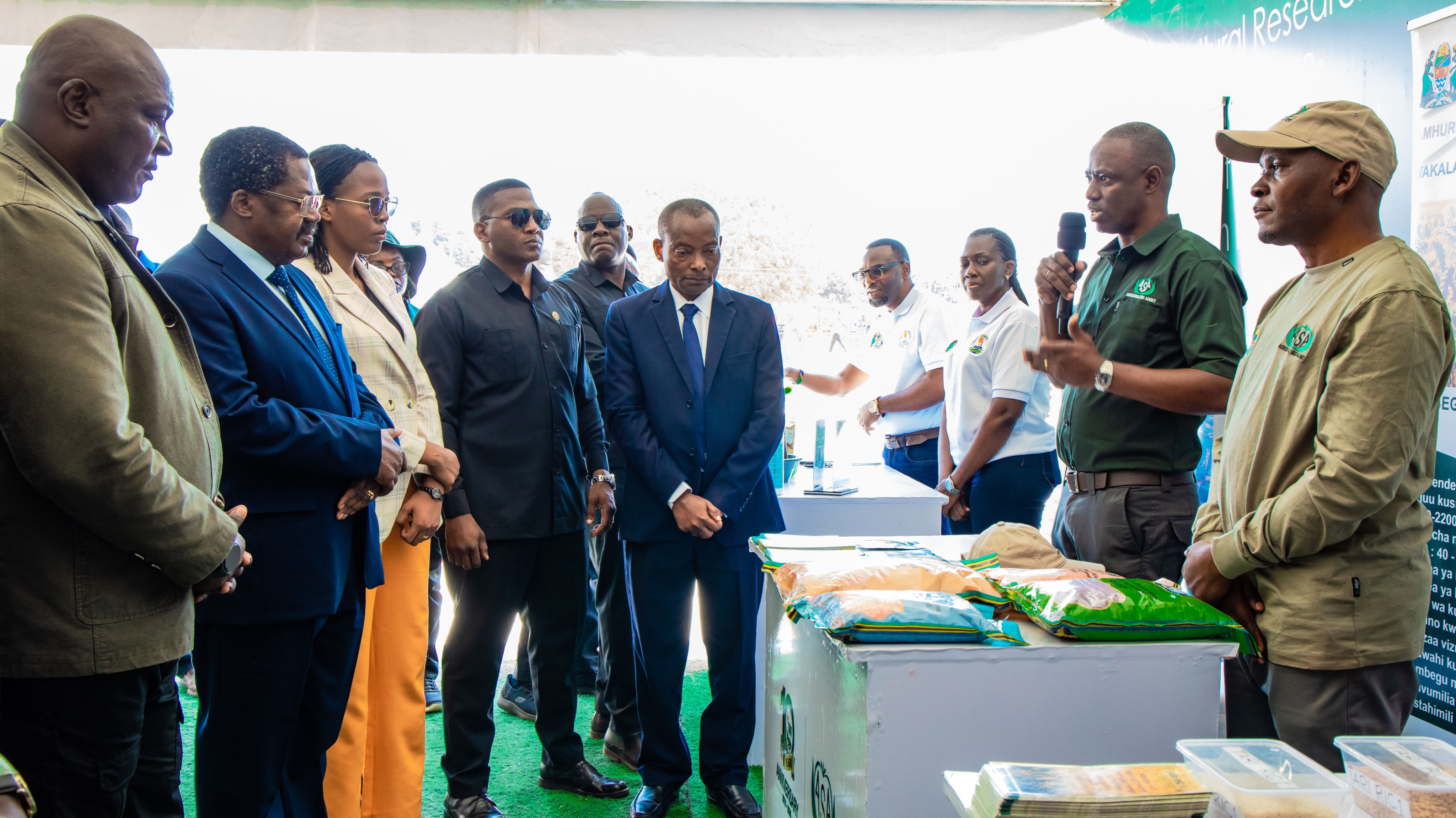 MAKAMU WA RAIS ATEMBELEA BANDA LA ASA NANENANE - DODOMA